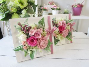 画像1: プリザーブドフラワーの白いウッドフレーム(M)ピンク〜そのまま飾れるクリアケース入り