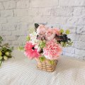 【母の日/お祝い】愛らしいピンクのカーネーションとガーベラのバスケットギフト（アートフラワー）