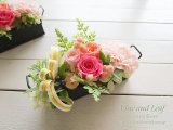 画像: プリザーブドローズのブリキアレンジ（コーラルピンク）[F211025]〜結婚祝いや記念日、お祝いに〜