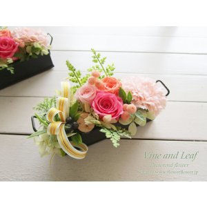 画像: プリザーブドローズのブリキアレンジ（コーラルピンク）[F211025]〜結婚祝いや記念日、お祝いに〜