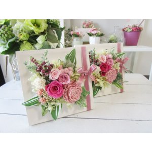 画像: プリザーブドフラワーの白いウッドフレーム(M)ピンク〜そのまま飾れるクリアケース入り