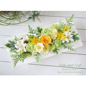 画像: プリザーブドフラワーの白いウッドフレームL〜そのまま飾れるクリアケース入り