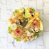 画像: プリザーブドローズいっぱいのリース（オレンジイエロー）