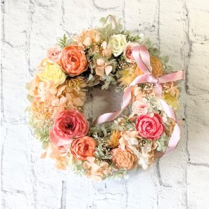 画像: プリザーブドローズいっぱいのリース（サーモンピンク）