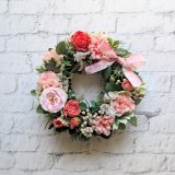 画像: ピンクローズとカーネーションのふんわり優しいリース（アーティフィシャルフラワー）