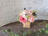 画像: 【母の日ギフトに】カーネーションとガーベラのバスケット（アーティフィシャルフラワー）