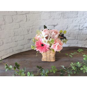 画像: 【母の日ギフトに】カーネーションとガーベラのバスケット（アーティフィシャルフラワー）