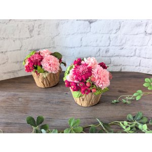 画像: 【母の日ギフトに】カーネーションと野イチゴのバスケットアレンジ（アーティフィシャルフラワー）