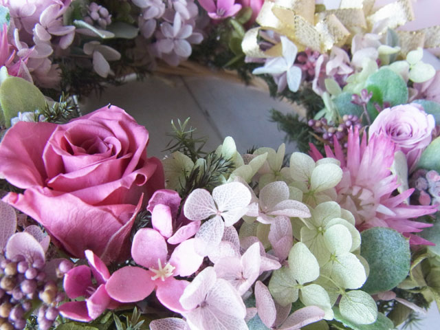 画像: プリザーブドローズとアナベルのリース〜長く飾れるプリザーブドフラワーリース