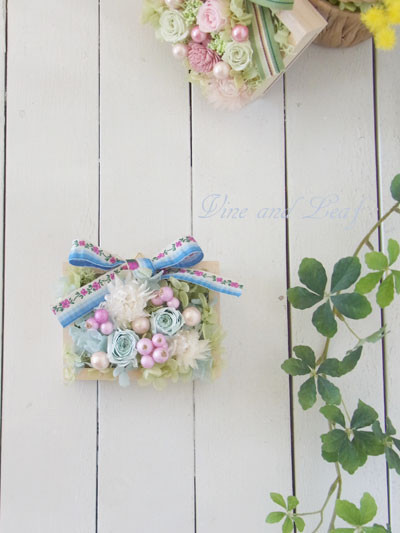 画像: プリザーブドフラワーのウッドフレーム　ミニ壁掛け（ブルー×ピンク）