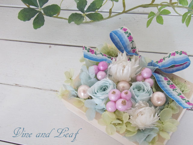 画像: プリザーブドフラワーのウッドフレーム　ミニ壁掛け（ブルー×ピンク）