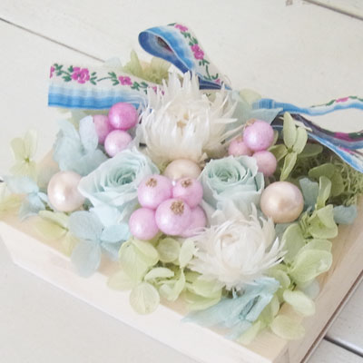 画像: プリザーブドフラワーのウッドフレーム　ミニ壁掛け（ブルー×ピンク）