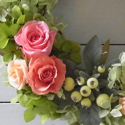 画像: プリザーブドローズとベリーのリース〜長く飾れるプリザーブドフラワーリース
