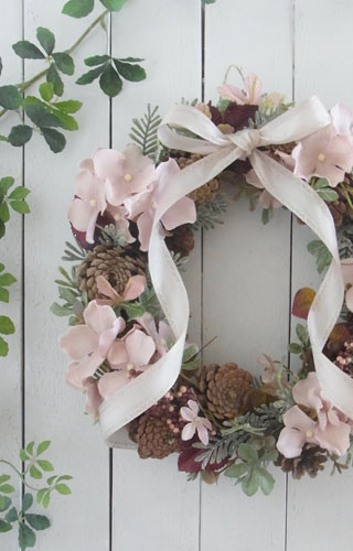 画像: ハイドランジアとパインコーンのアートフラワーリース〜Vine and LeafのChristmas〜