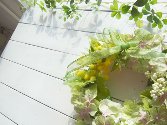 画像: ミモザとアジサイの春のリース〜外にも飾れるアーティフィシャルフラワー