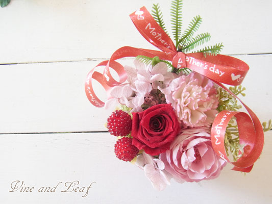 画像: 赤いバラとカーネーションのプリザーブドコンポート〜母の日の贈り物にキュートなアレンジ〜 
