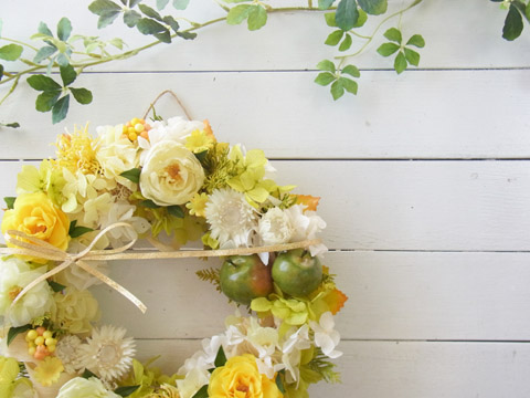 画像: プリザーブドローズと青りんごのリース〜ギフトに喜ばれるプリザーブドフラワー