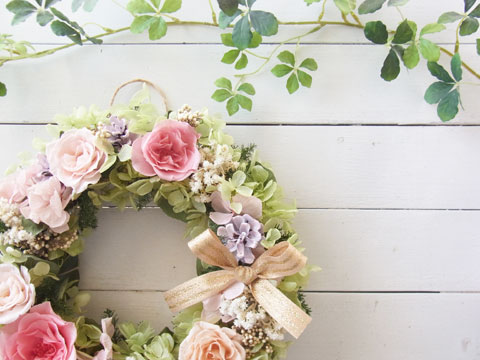 画像: プリザーブドローズとアナハリスのリース〜贈り物に嬉しいプリザーブドフラワー