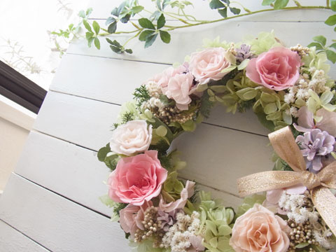 画像: プリザーブドローズとアナハリスのリース〜贈り物に嬉しいプリザーブドフラワー