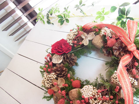 画像: 赤いバラとの木の実のクリスマスリース~☆Happy Christmas 2017☆~