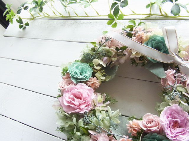 画像: プリザーブドローズとユーカリのリース〜ギフトに喜ばれるプリザーブドフラワーリース