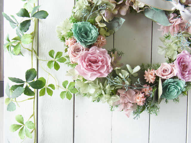 画像: プリザーブドローズとユーカリのリース〜ギフトに喜ばれるプリザーブドフラワーリース