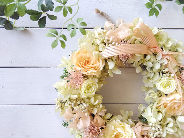 画像: プリザーブドローズとライスフラワーのリース〜ギフトに喜ばれるプリザーブドフラワーリース