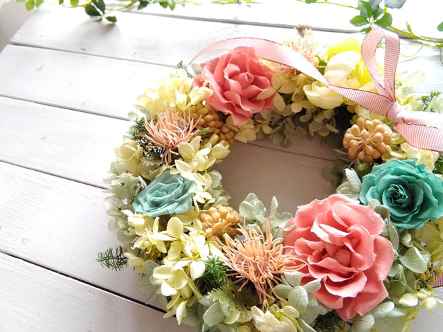 画像: オールドローズとヤツデの実のリース〜ギフトに喜ばれるプリザーブドフラワーリース