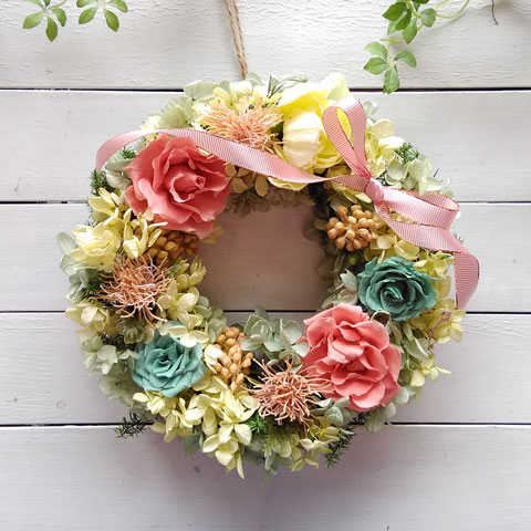 画像: オールドローズとヤツデの実のリース〜ギフトに喜ばれるプリザーブドフラワーリース