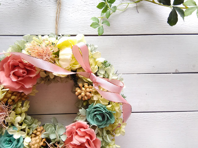 画像: オールドローズとヤツデの実のリース〜ギフトに喜ばれるプリザーブドフラワーリース