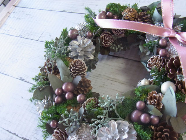 画像: 松かさとメタリックパープルピックのオーバルリース〜Happy Christmas 2019〜