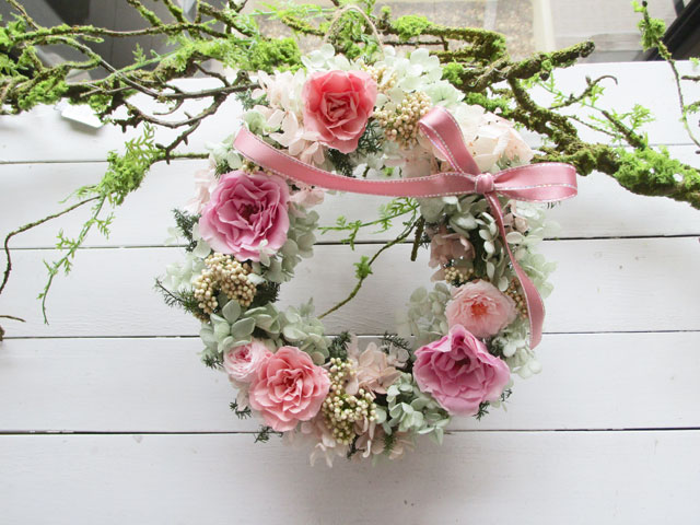 画像: プリザーブドローズとライスフラワーのオーバルリース〜ずっと咲き続けるプリザーブドフラワー〜[