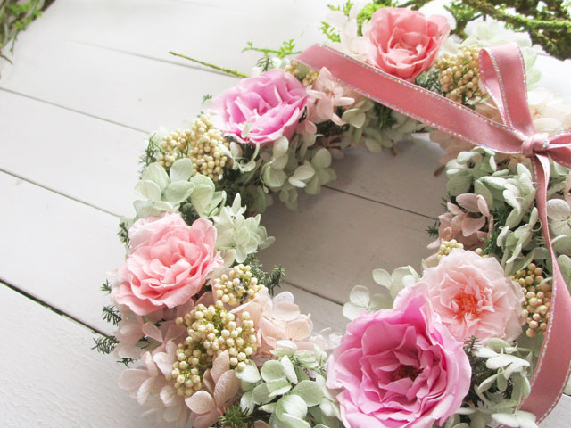 画像: プリザーブドローズとライスフラワーのオーバルリース〜ずっと咲き続けるプリザーブドフラワー〜[