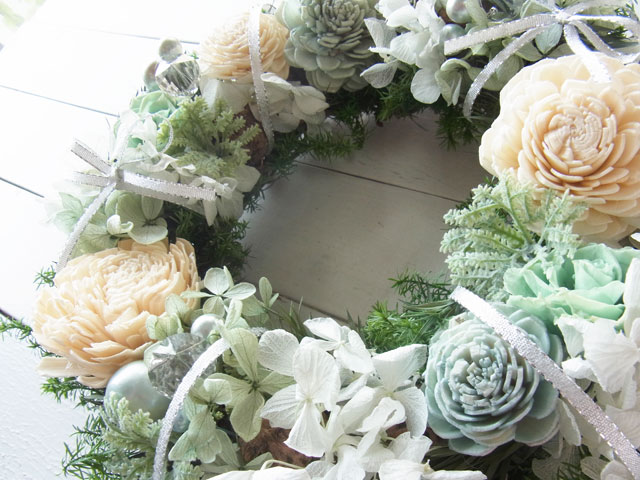 画像: ブルーグリーンのプリザーブドと木の実のリース〜Happy Christmas 2021〜