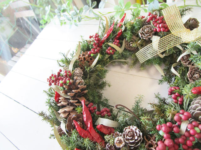 画像: 赤い実とトウガラシと木の実のリース〜Happy Christmas 2020〜