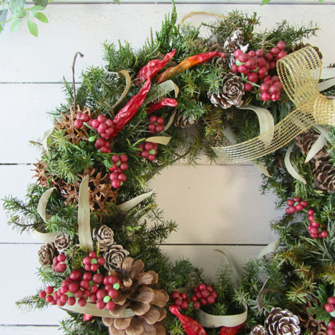 画像: 赤い実とトウガラシと木の実のリース〜Happy Christmas 2020〜