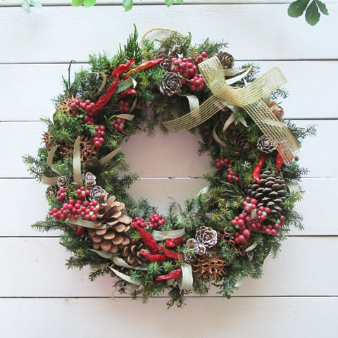 画像: 赤い実とトウガラシと木の実のリース〜Happy Christmas 2020〜