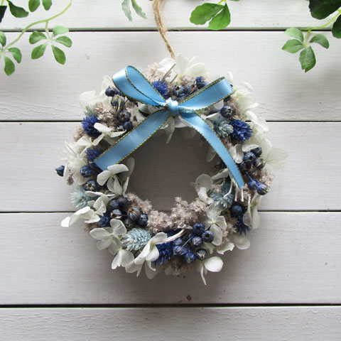 ブルーの小花のミニリース〜長く飾れるプリザーブドフラワー