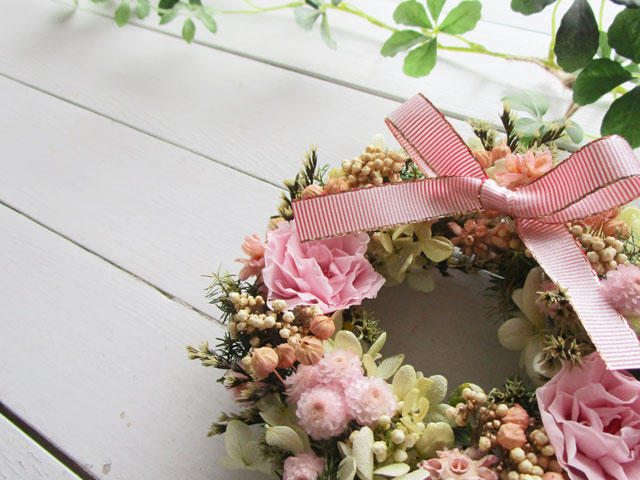 画像: ピンクのバラと小花のミニリース〜長く飾れるプリザーブドフラワー〜