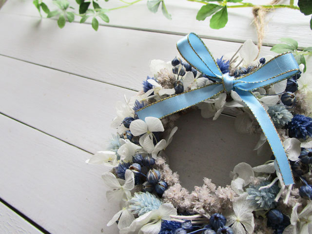 画像: ブルーの小花のミニリース〜長く飾れるプリザーブドフラワー〜