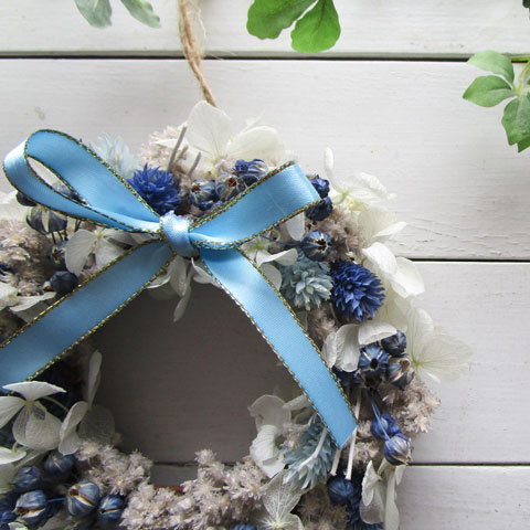 画像: ブルーの小花のミニリース〜長く飾れるプリザーブドフラワー〜