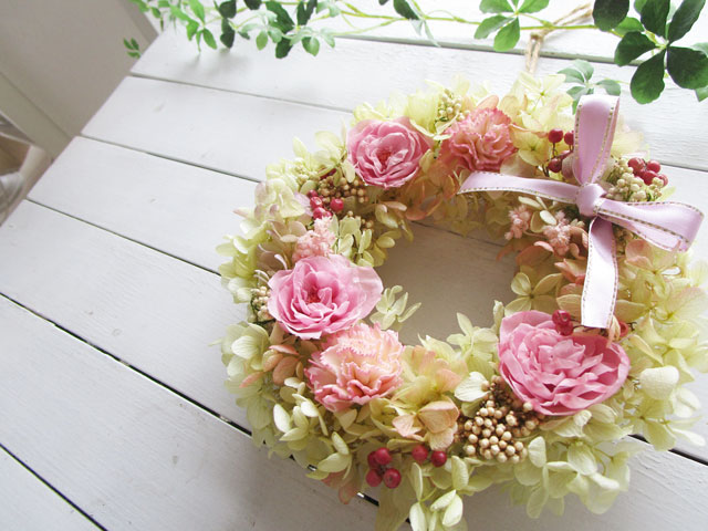 画像: バラとカーネーションのリース（ピンク）〜長く飾れるプリザーブドフラワー〜