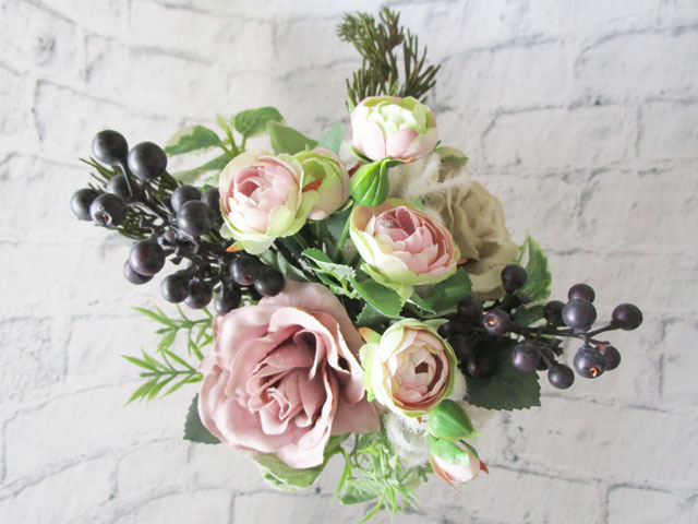 画像: バラとベリーのクラシックブーケ（花瓶付き）〜長く飾れるアーティフィシャルブーケ