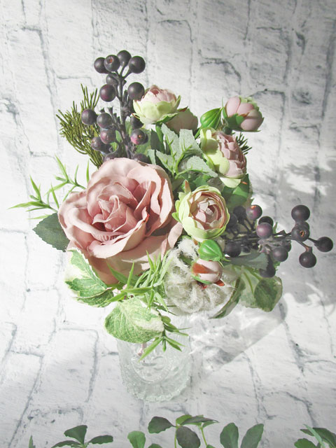 画像: バラとベリーのクラシックブーケ（花瓶付き）〜長く飾れるアーティフィシャルブーケ