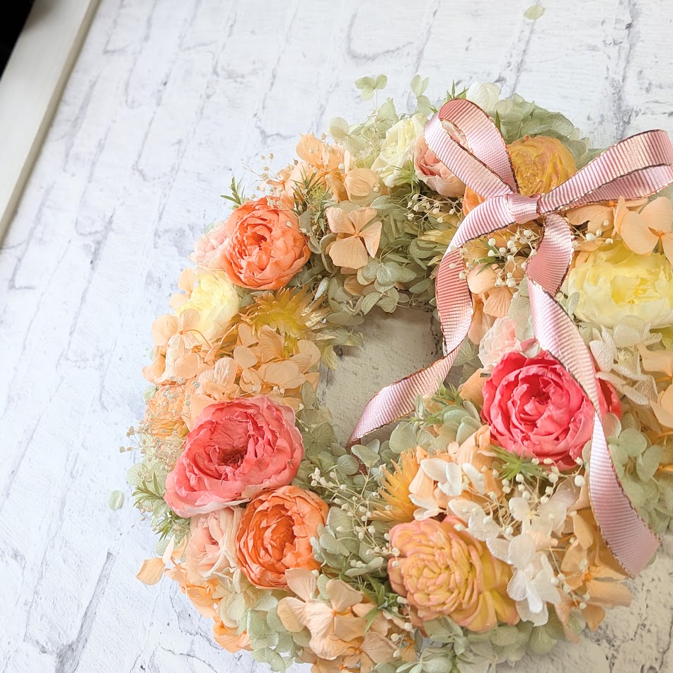 画像: プリザーブドローズいっぱいのリース（サーモンピンク）