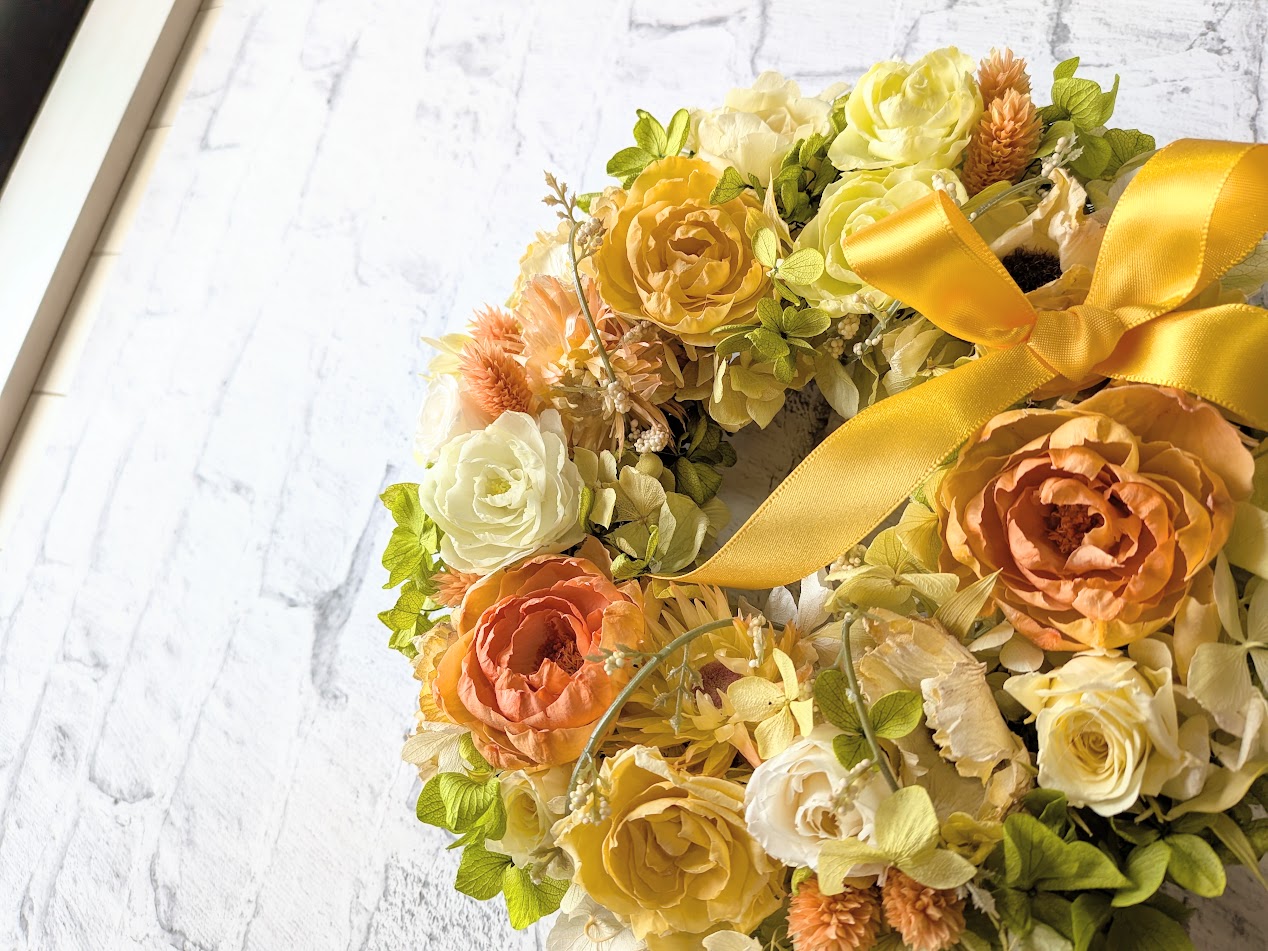 画像: プリザーブドローズいっぱいのリース（オレンジイエロー）