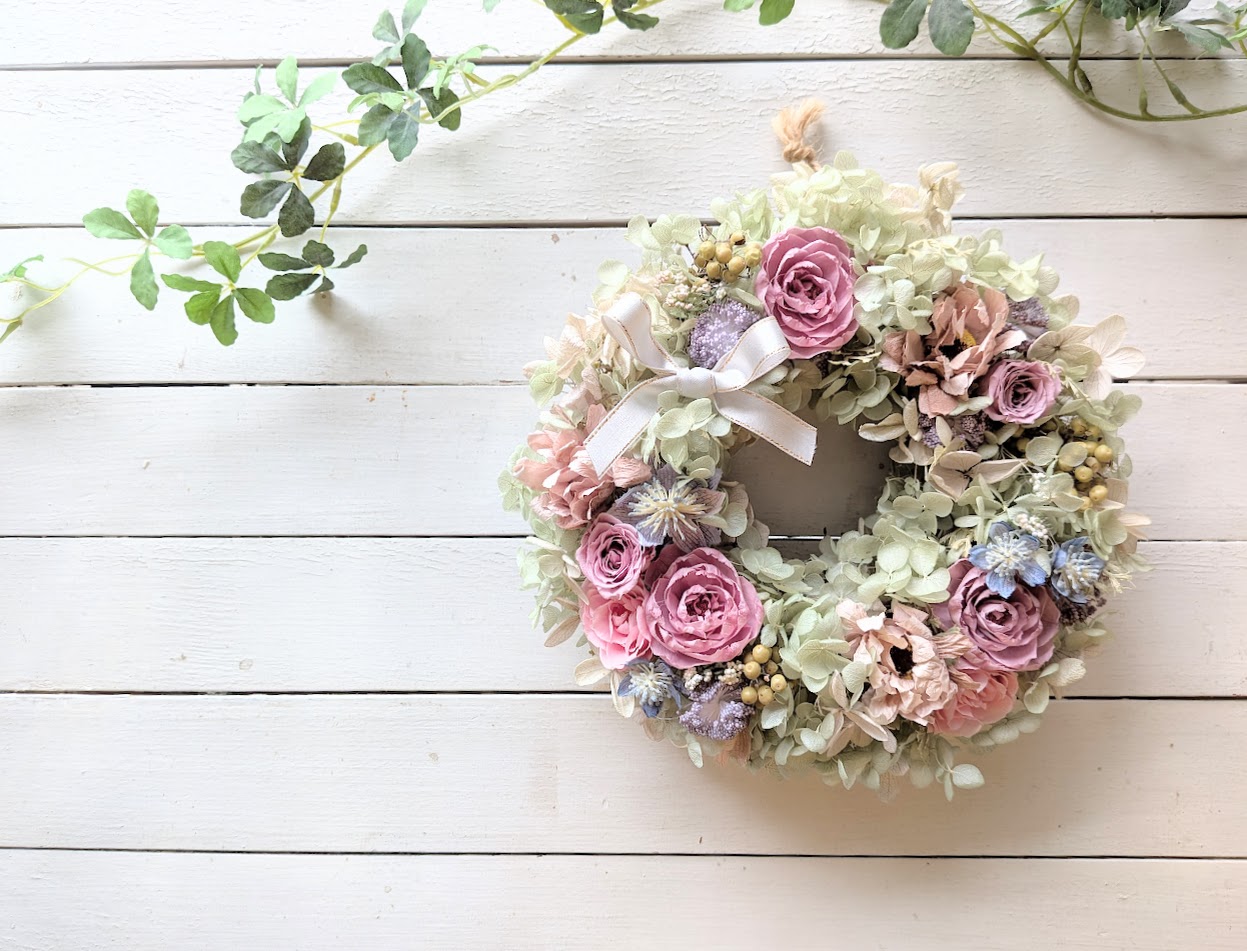 画像: モーヴカラーのオールドローズとペッパーベリーのプリザーブドリース