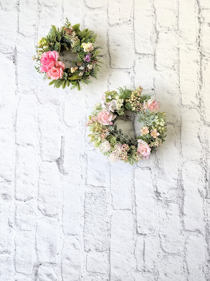 画像: 小花とバラのアーティフィシャルフラワーリースとミニリース（２点セット）