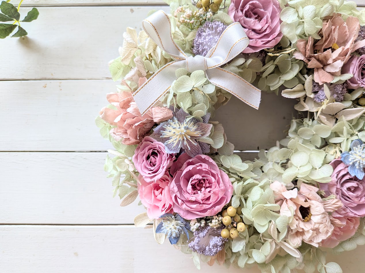 画像: モーヴカラーのオールドローズとペッパーベリーのプリザーブドリース