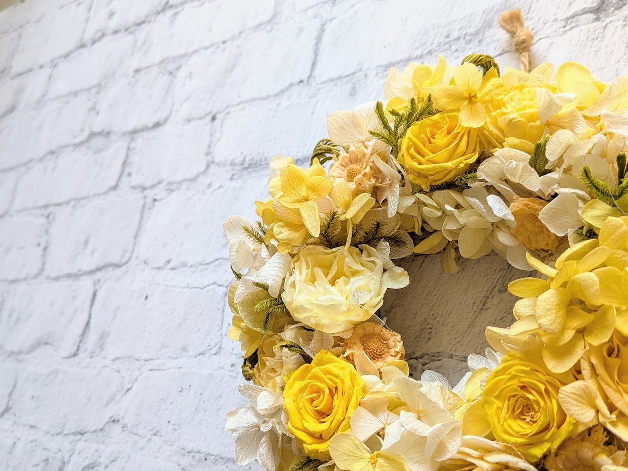 画像: 黄色のバラのスプリングシャワーリース（プリザーブドフラワー）